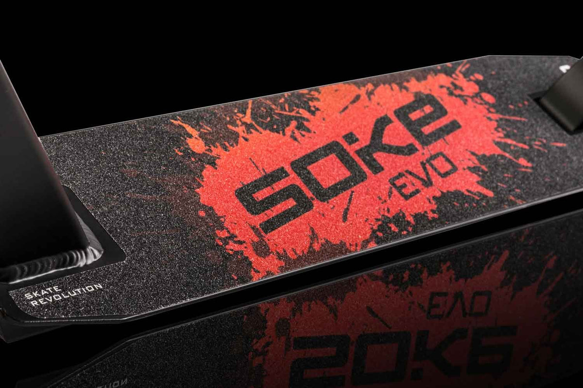 Raudonas triukinis sportinis paspirtukas SOKE EVO RED ekstremaliems triukams skate parke ir gatvėje