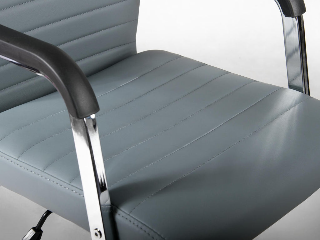 Pilka šiuolaikinė biuro kėdė Sofotel Boston su ergonomišku aukštu atlošu ir chromuotais porankiais