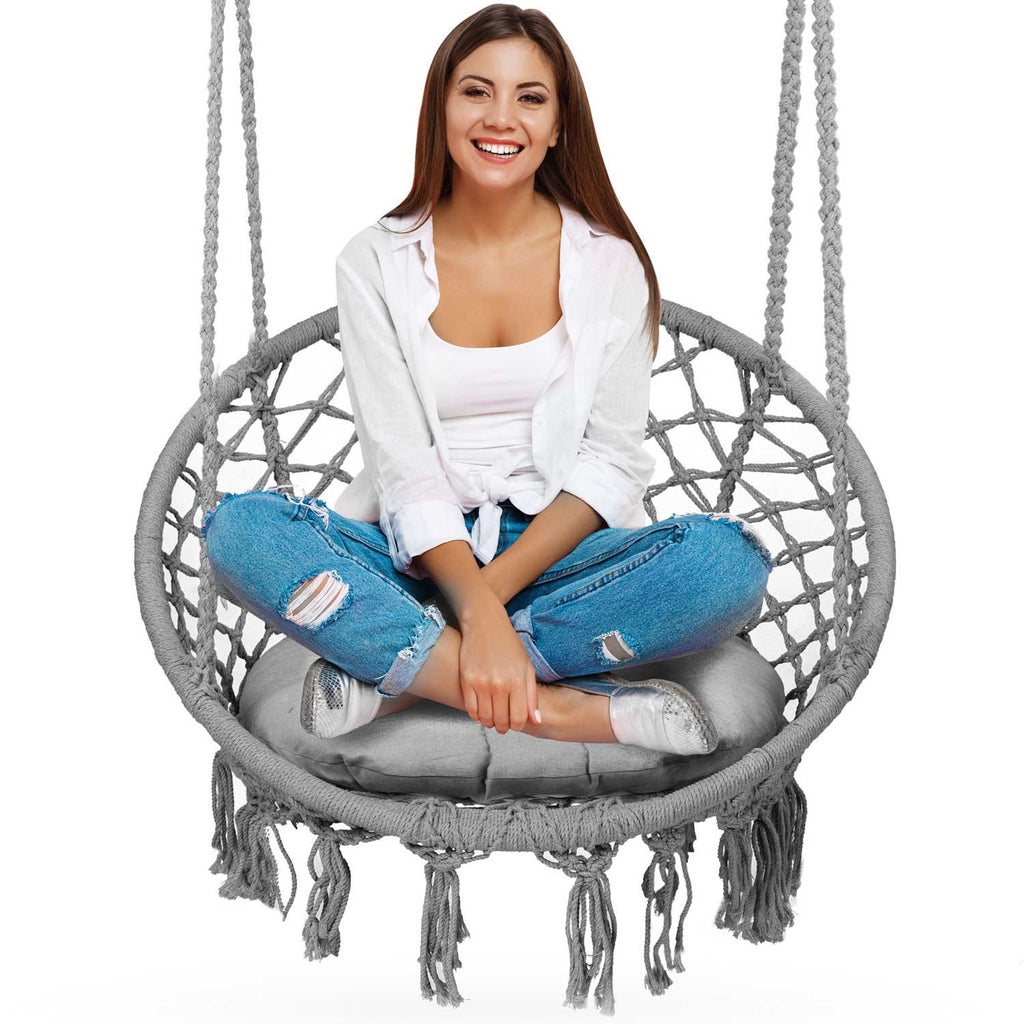 BOHO stiliaus pilkas kabantis sodo krėslas su pagalvėle poilsiui lauke ir namuose