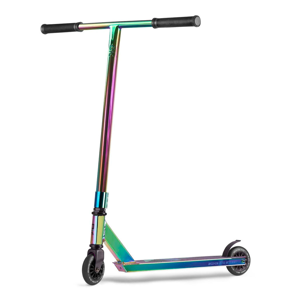 Triukinis paspirtukas SOKE EVO Street Neochrome su ABEC-9 guoliais ir aliuminio deniu skateparko triukams