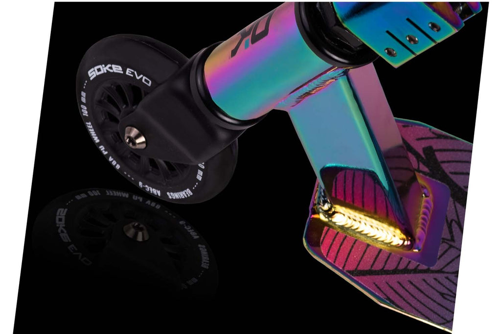 Triukinis paspirtukas SOKE EVO Street Neochrome ekstremaliam sportui jaunimui ir suaugusiems