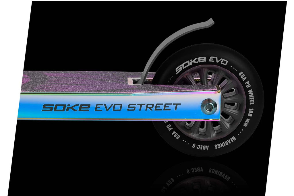 Triukinis paspirtukas SOKE EVO Street Neochrome su ABEC-9 guoliais ir aliumininiu deniu skate parkui ir triukams