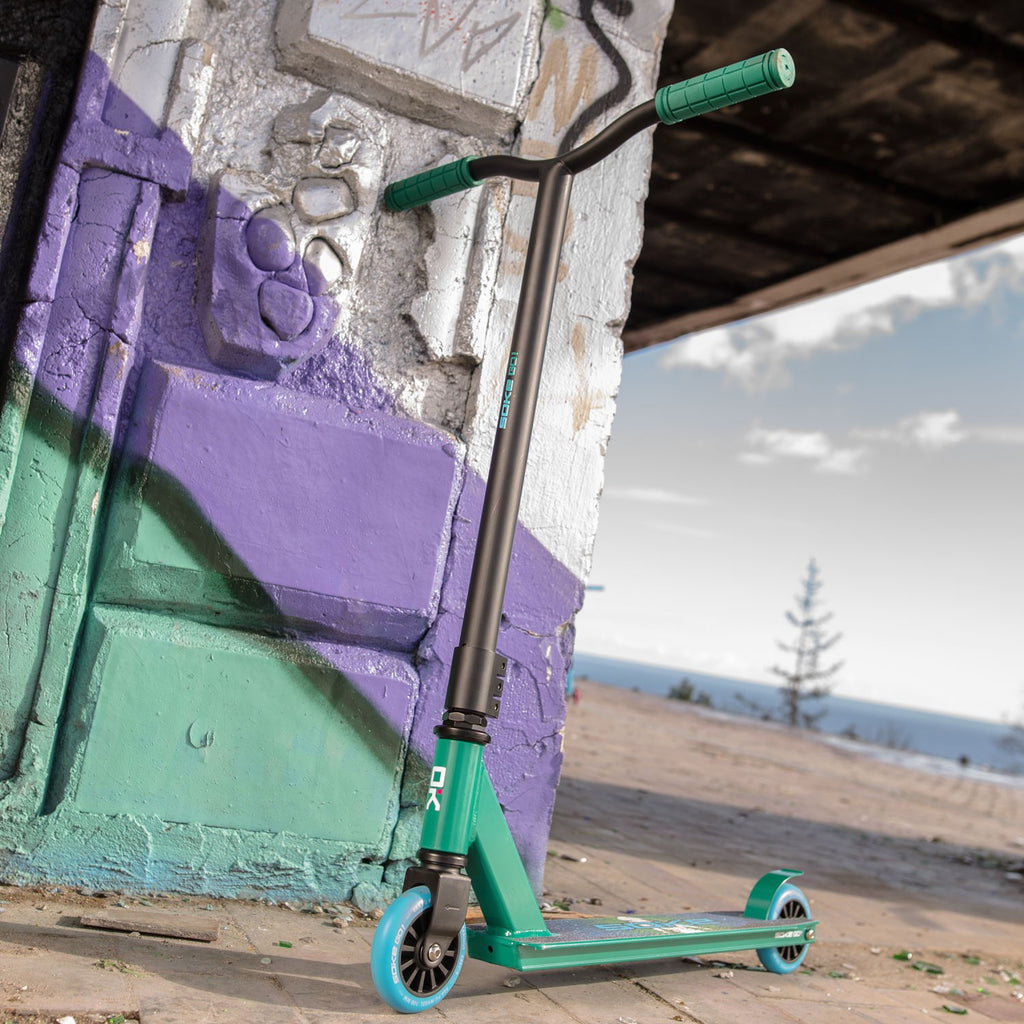 Žalias mėlynas triukinis paspirtukas SOKE GO profesionalams ir pažengusiems skate parkui