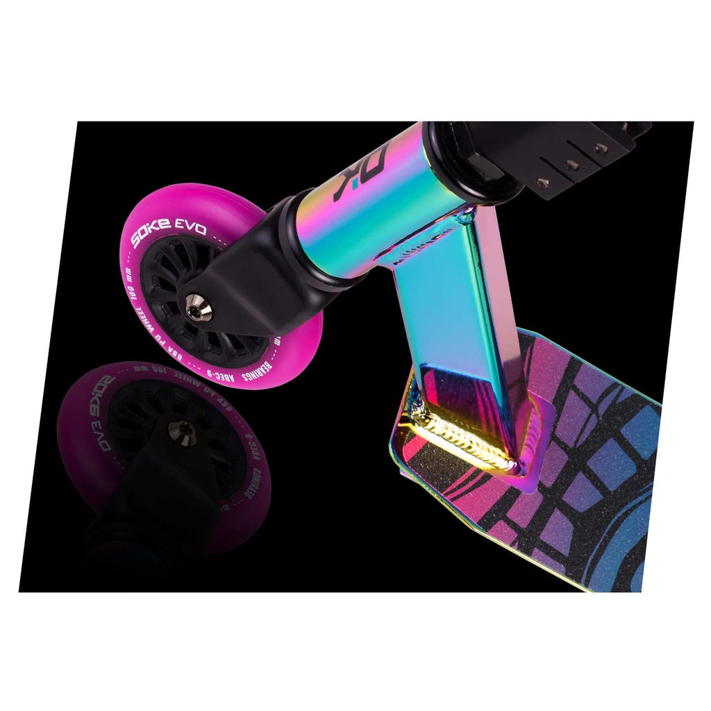 Profesionalus triukinis paspirtukas SOKE EVO Street Black Neochrome su ABEC-9 guoliais ir 100 mm ratais