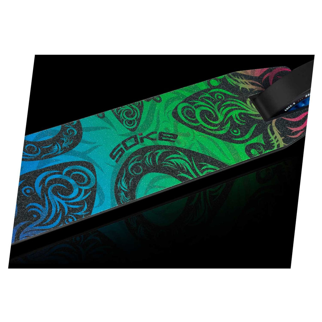 Triukinis paspirtukas SOKE EVO Street Black Rainbow juodos spalvos su daugiaspalviais akcentais triukams skate parke ir gatvėse