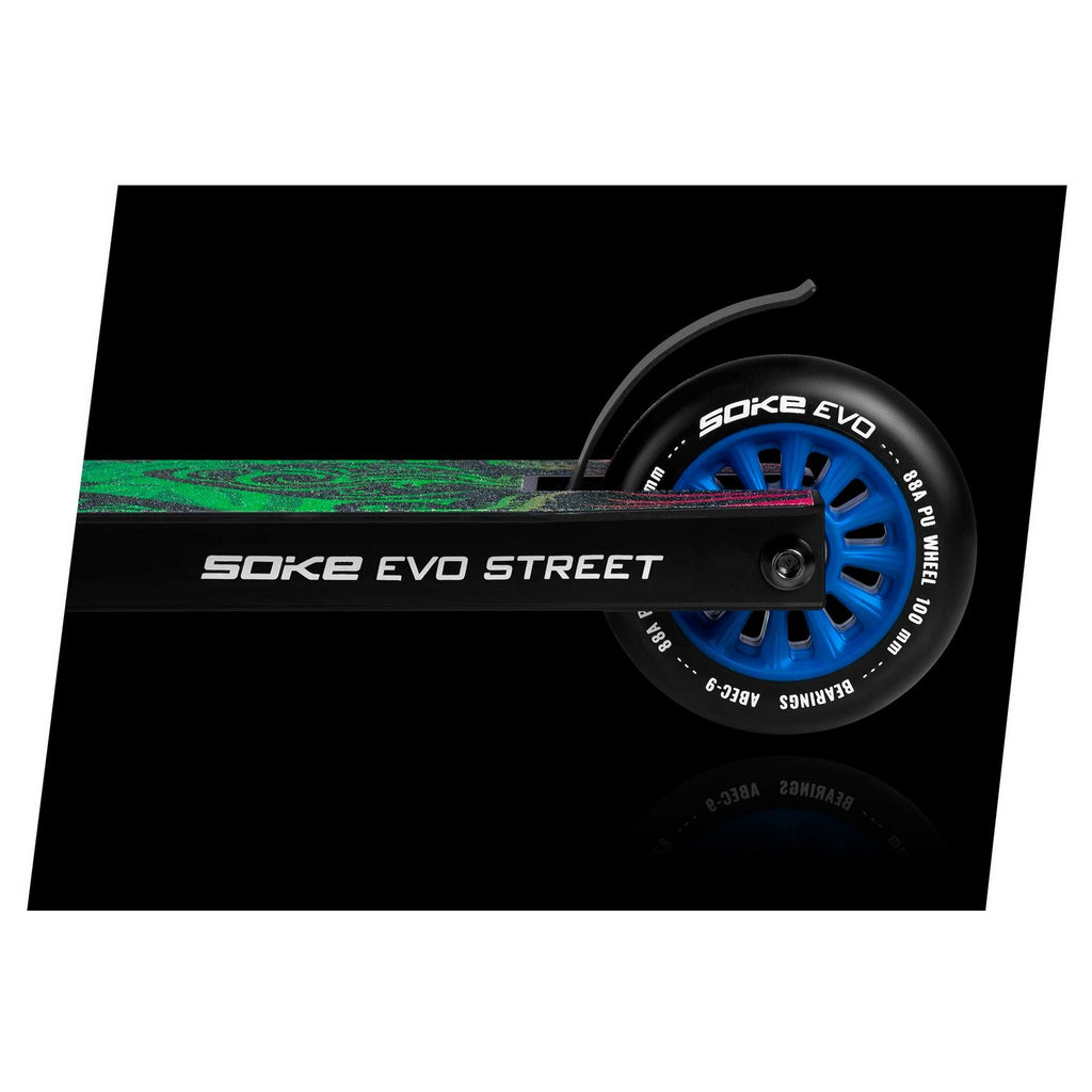 Triukinis paspirtukas SOKE EVO street black rainbow su ABEC-9 guoliais ir 100 mm ratais skirta gatvės triukams ir skate parkams