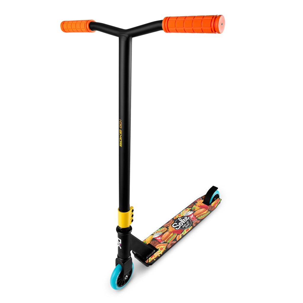 Oranžinis triukinis paspirtukas SOKE GO! su 100 mm ratais ir plieniniu vairu skirtas ekstremaliems triukams skate parke