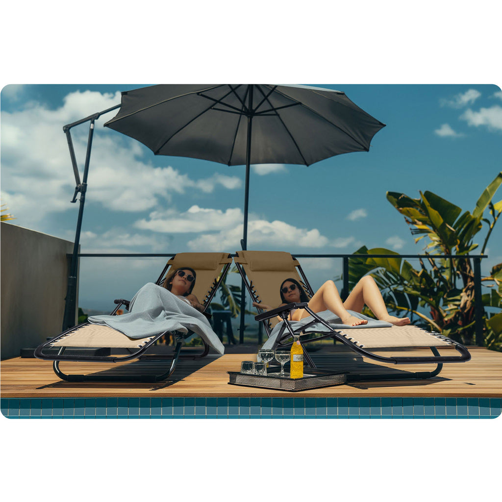 Sulankstomas sodo gultas Sofotel ChillWell smėlinės spalvos su reguliuojamu atlošu ir šoniniu staliuku poilsiui lauke