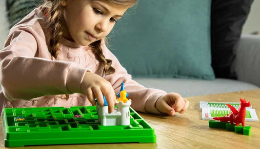 SMART GAMES Miegančioji Gražuolė loginis stalo žaidimas vaikams nuo 3 metų su princu drakonu ir pilies labirintu