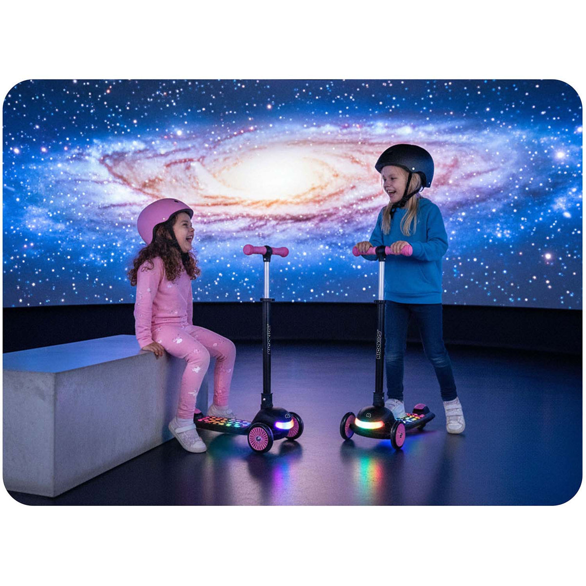 Triratis balansinis paspirtukas Ricokids Glowi su LED, juodas ir rožinis